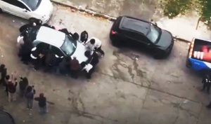 Vídeo: estudantes erguem e carregam carro nos braços para liberar caminho