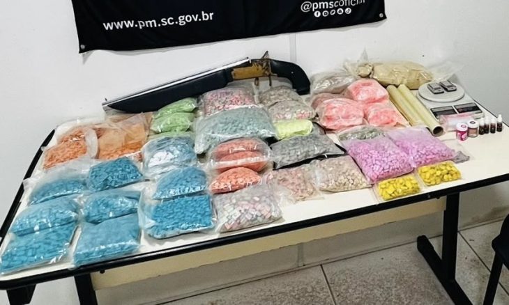 Foragido por homicídio é preso com 24 mil comprimidos de ecstasy