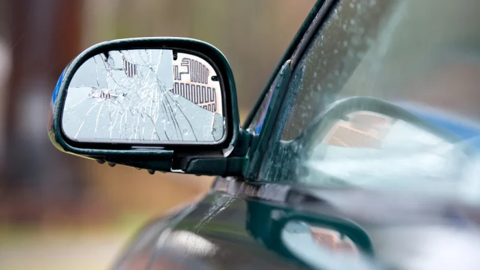 Retrovisor trincado pode gerar multa e pontos na CNH