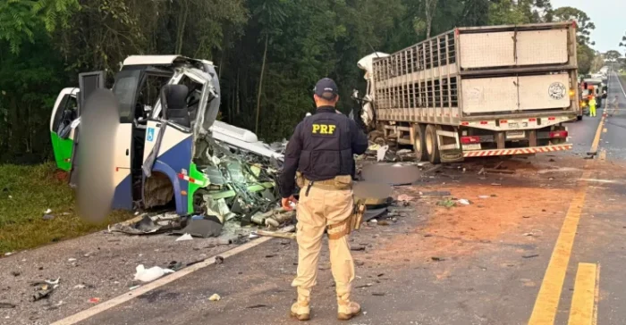 Tragédia: 22 pessoas morrem em acidente entre ônibus e carreta