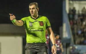 Árbitro de futebol morre após carro pegar fogo em terminal de SC