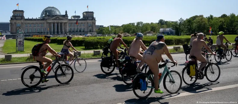 Ciclistas pelados tomam as ruas e surpreendem moradores durante passeio