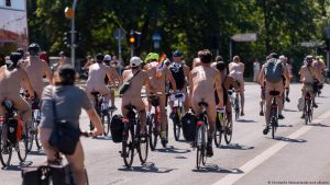 Ciclistas pelados percorrem as ruas e atraem olhares; veja as imagens