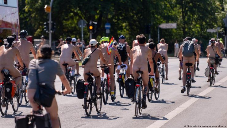 Ciclistas pelados percorrem as ruas e atraem olhares; veja as imagens