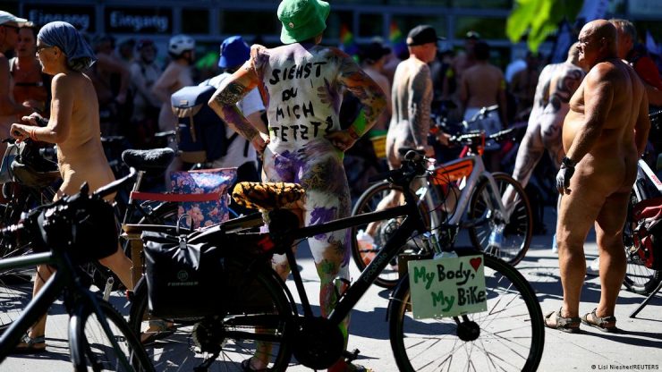 Ciclistas pelados tomam as ruas e surpreendem moradores durante passeio