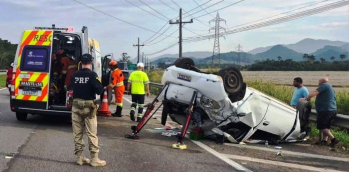 Carro capota na BR-101 e deixa motorista de 68 anos em estado grave
