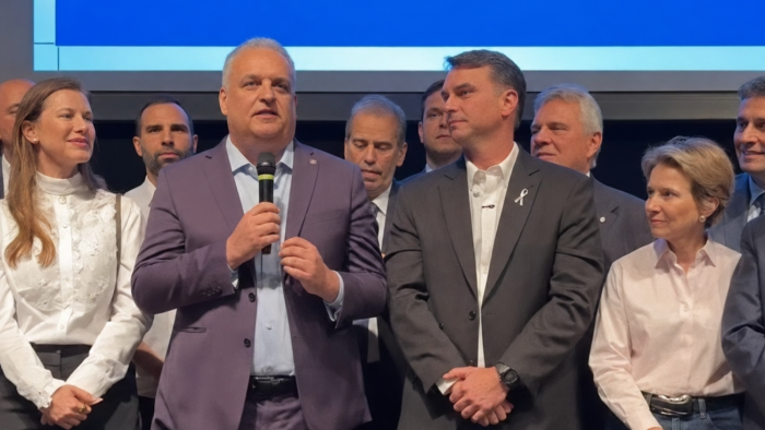 Flávio Bolsonaro escolhe Alfredo Gaspar como vice na disputa presidencial