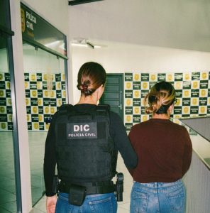 Enfermeira foragida por aplicar golpe do GOV.BR em idosos é presa em Joinville