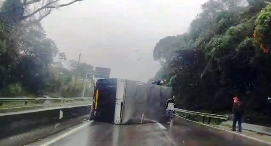 Caminhão tomba sobre a pista no Morro dos Cavalos e provoca filas na BR-101