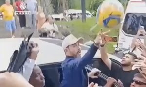 Presidente da Colômbia gera revolta ao doar bolas de futebol em meio a tragédia