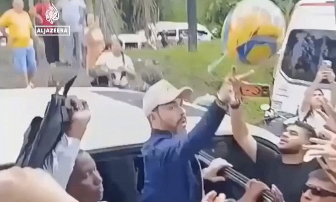 Presidente da Colômbia gera revolta ao doar bolas de futebol em meio a tragédia
