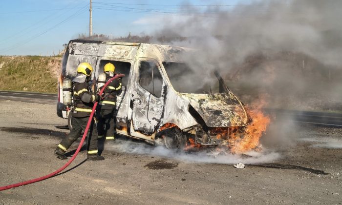 Ambulância pega fogo na BR-282 com criança a bordo