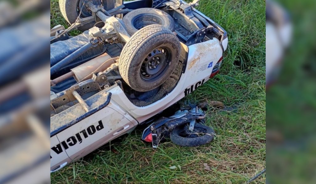 Viatura da PM capota durante perseguição a motocicleta em SC