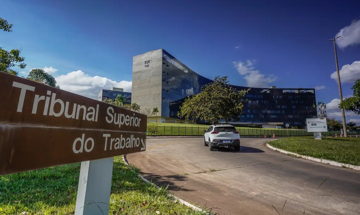 Pressão por voto no trabalho pode gerar indenização e prisão