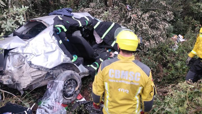 Carro sai da pista e deixa quatro feridos na BR-282