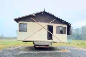 Casa abandonada sobre caminhão ameaça área escolar em Criciúma