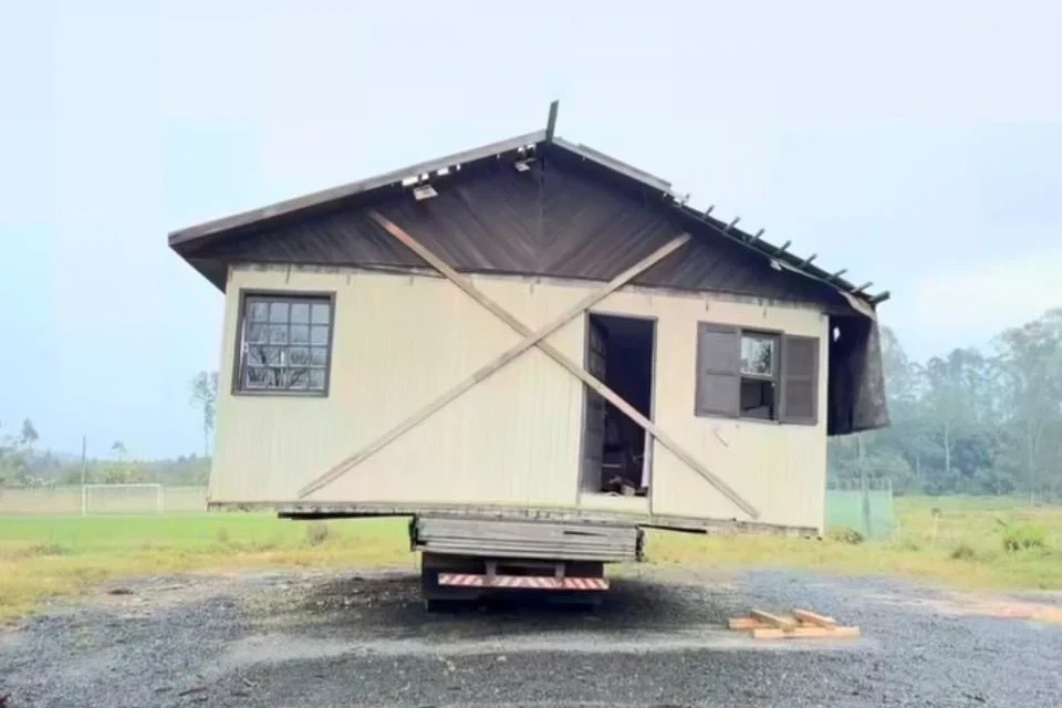 Casa abandonada sobre caminhão ameaça área escolar em Criciúma