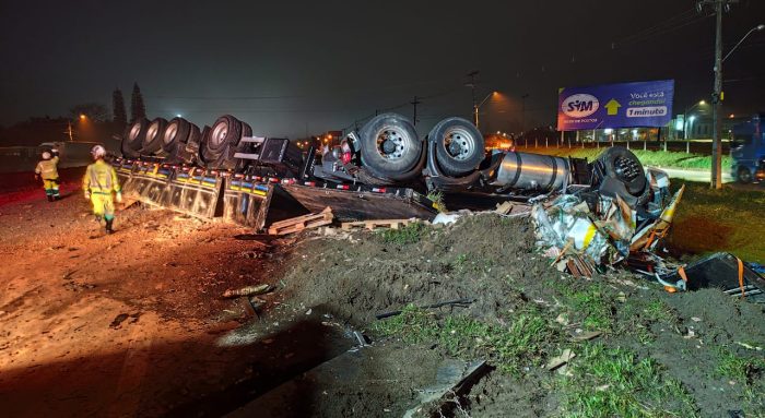 Motorista morre preso às ferragens após caminhão tombar na BR-101