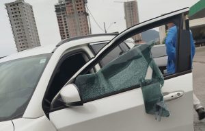 Homem com barra de ferro ameaça motorista e danifica carro
