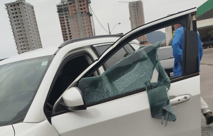 Homem com barra de ferro ameaça motorista e danifica carro