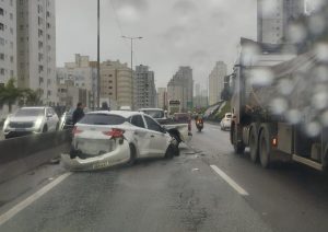 Acidente deixa trânsito em uma faixa na BR-101 em Itapema