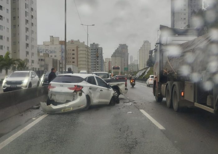 Acidente deixa trânsito em uma faixa na BR-101 em Itapema
