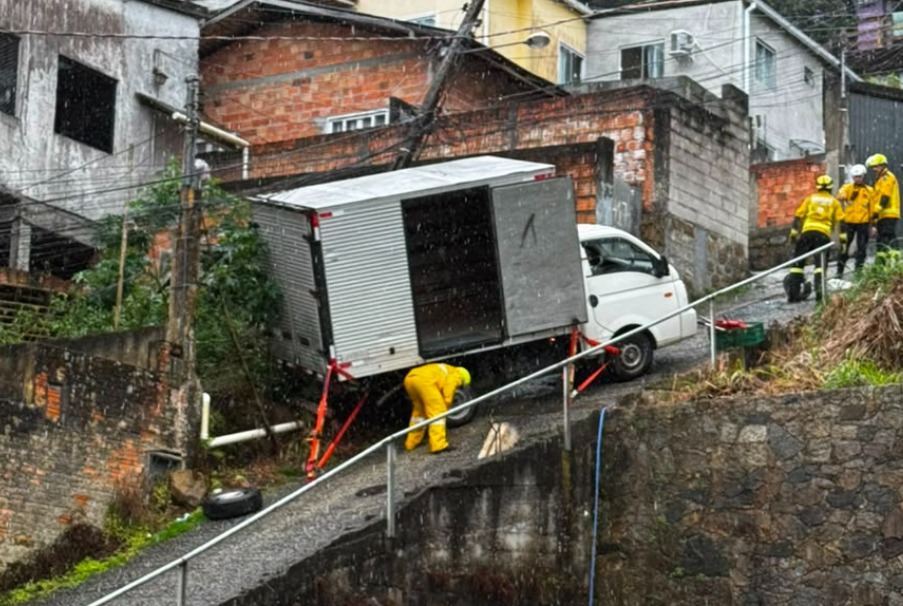 Caminhão descontrolado desce morro e bate em poste na Costeira, em Florianópolis