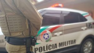 Suspeito de sequestro ataca policiais com faca mas morre baleado