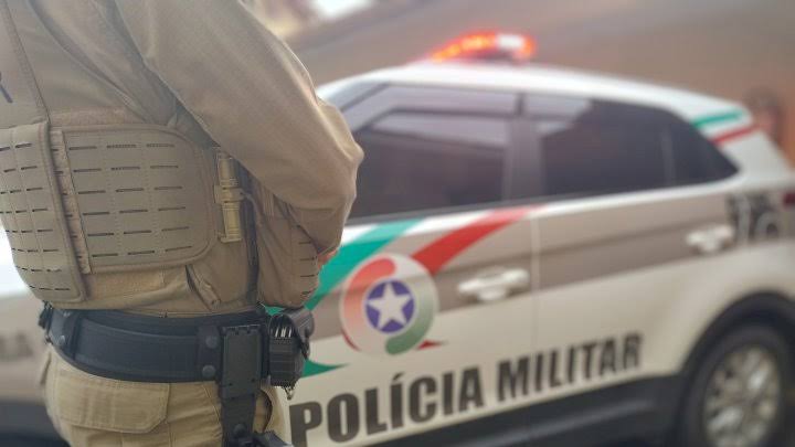Motorista foge da PM e abandona carro furtado em plantação em Criciúma