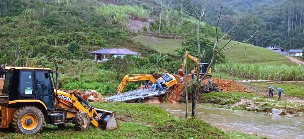 Retroescavadeira fica pendurada em ponte e resgate do motorista dura nove horas