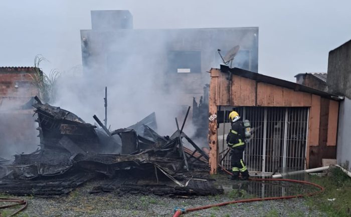 Incêndio destrói casa de madeira no litoral Norte de SC