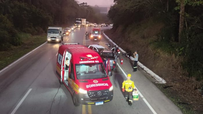 Colisão entre três veículos deixa uma pessoa morta na BR-282