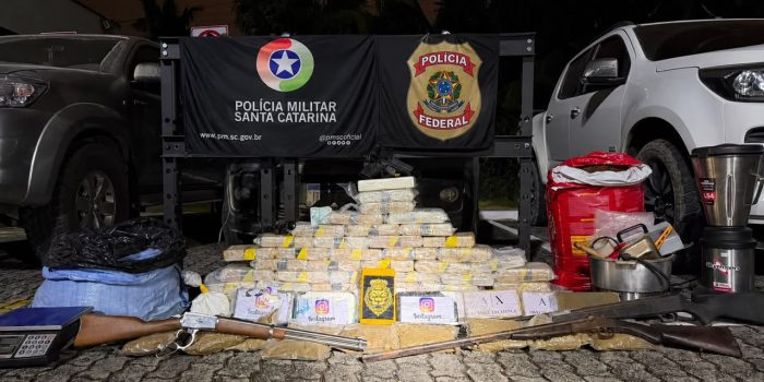 Operação conjunta apreende mais de 100 quilos de drogas e armas no Norte catarinense