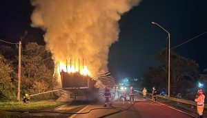 Carreta carregada com painéis de LED é destruída por incêndio na divisa de SC com o PR