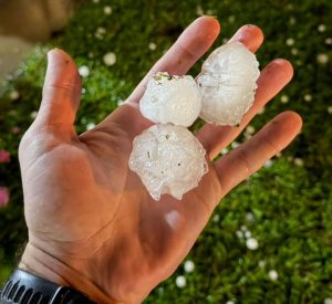 VÍDEOS: pedras ‘gigantes’ de granizo provocam estragos em SC