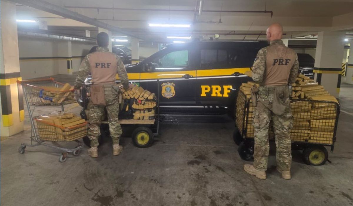 PRF apreende quase 500 quilos de maconha em carro levado por guincho