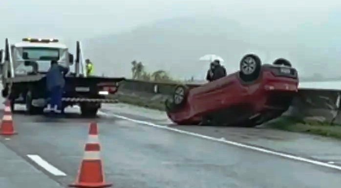 Vídeo: pista molhada provoca engavetamento na BR-101 em Biguaçu
