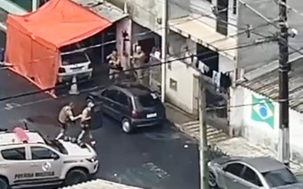 Homem em surto dispara mais de 30 tiros contra policiais e é preso após 2h de negociação