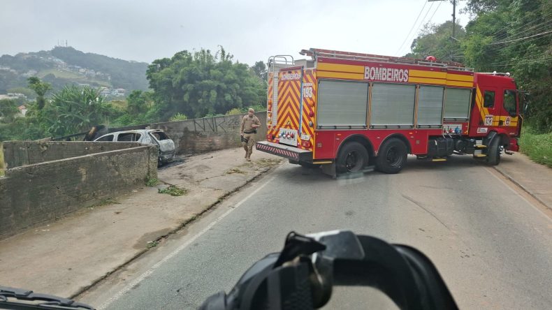 Veículo pega fogo em São José