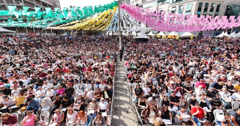 Mulher recebe bilhete de amiga e leva carro zero em festa solidária