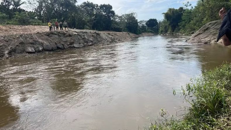Criança de 6 anos desaparece após ser arrastada por correnteza