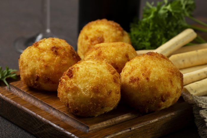 Pão de queijo de R$ 15 conquista Dua Lipa e Harry Styles
