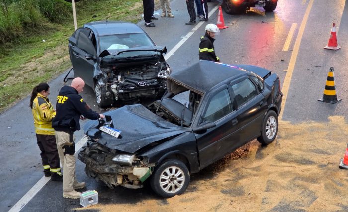 Colisão entre dois carros mata motorista na BR-282