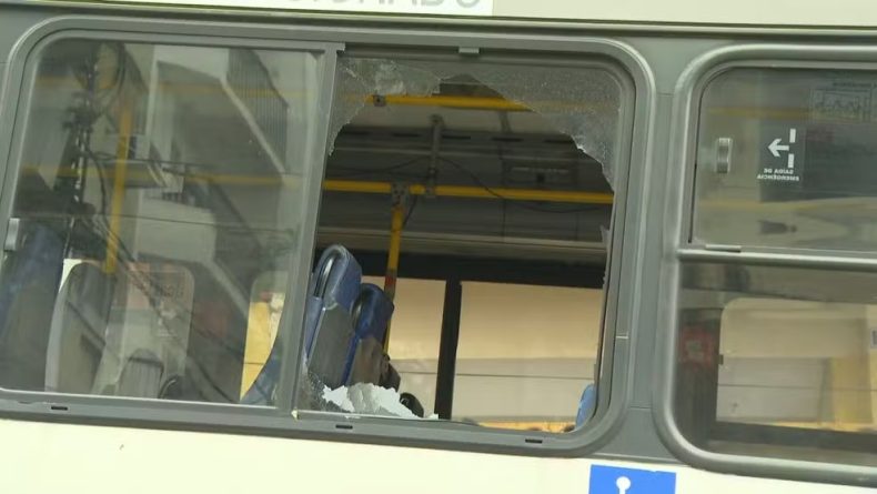 Mulher é baleada no pescoço dentro de ônibus no Rio