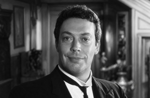Ator Tim Curry, estrela de “Rocky Horror”, morre aos 80 anos