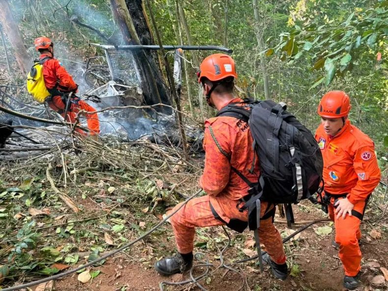 Helicóptero cai em mata, causa incêndios e deixa quatro mortos no Rio