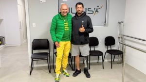 Luciano Hang doa prótese de R$ 80 mil a pedreiro de SC