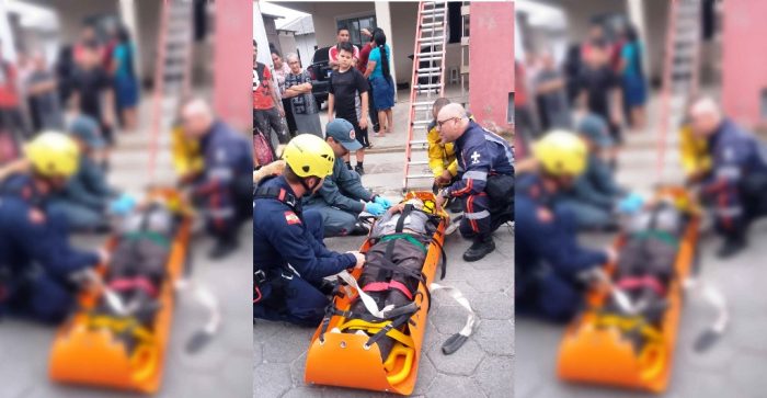 Bombeiros socorrem trabalhador que caiu de telhado de prédio em obras