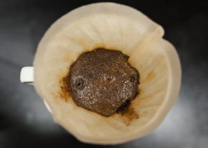 Borra de café no vaso elimina mau cheiro? Hábito pode entupir os canos