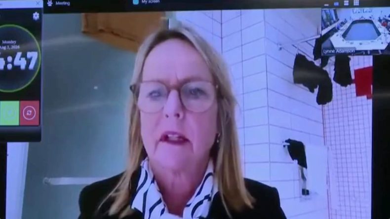 VÍDEO: Vereadora aparece em reunião com homem no chuveiro ao fundo
